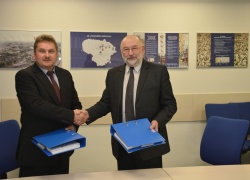 UAB „Energijos taupymo centras“ generalinis direktorius Artūras Senionis pasirašė rangos sutartį su AB “Panevėžio energija“ generaliniu direktoriumi Petru Diksa. UAB „Energijos taupymo centras“ generalinis direktorius Artūras Senionis pasirašė rangos sutartį su AB “Panevėžio energija“ generaliniu direktoriumi Petru Diksa.