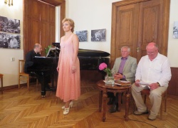Nuotraukoje: pianistas Eugenijus Žarskus,solistė Jolanta Stumbrienė (sopranas),poetas Rimgaudas Graibus, vakaro vedėjas – literatūros kritikas Valentinas Sventickas Nuotraukoje: pianistas Eugenijus Žarskus,solistė Jolanta Stumbrienė (sopranas),poetas Rimgaudas Graibus, vakaro vedėjas – literatūros kritikas Valentinas Sventickas