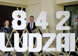 Rokiškio rajono administracijos direktoriaus pavaduotojas Valerijus Rancevas ir savivaldybės Švietimo, kultūros ir sporto skyriaus vyr. specialistė kultūrai Irena Matelienė Rokiškio rajono administracijos direktoriaus pavaduotojas Valerijus Rancevas ir savivaldybės Švietimo, kultūros ir sporto skyriaus vyr. specialistė kultūrai Irena Matelienė